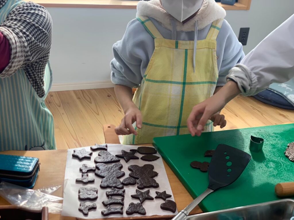 こどもたちが大豆クッキーを作っている