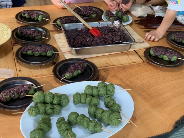 ヨモギ摘みからお団子になるまで